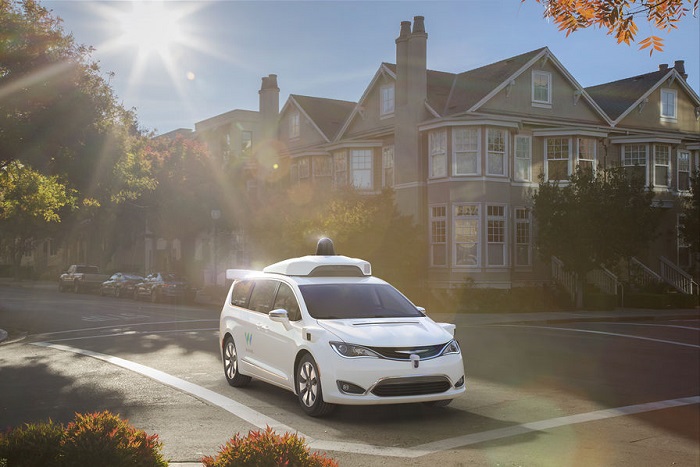 Chrysler dévoile le premier véhicule équipé du système Google Waymo