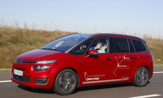 [Vidéo]: Le C4 picasso autonome de PSA a franchit un péage d’autoroute sans les mains