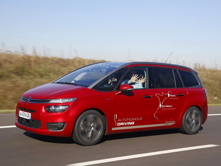 [Vidéo]: Le C4 picasso autonome de PSA a franchit un péage d’autoroute sans les mains