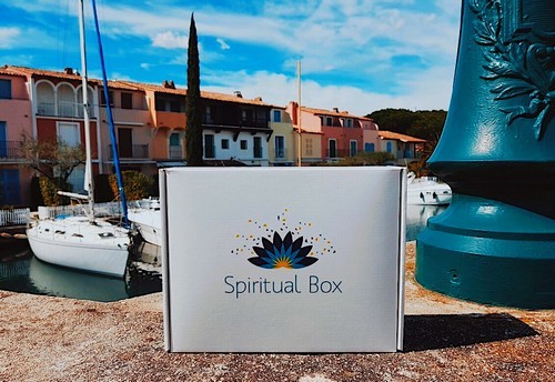 Box spirituelle Spiritual Box: pour entretenir et développer votre moi intérieur!