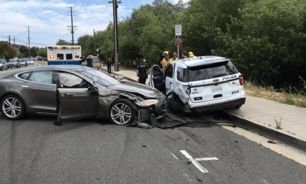 Aux États-Unis, Une Tesla Model S en Autopilot percute une voiture de police à l’arrêt