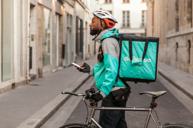 Pour former leurs livreurs, Openclassroom et Deliveroo nouent un partenariat