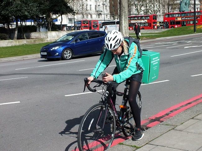 Rumeurs: Uber envisagerait de racheter Deliveroo, l’un de ses plus gros rivaux à l’international