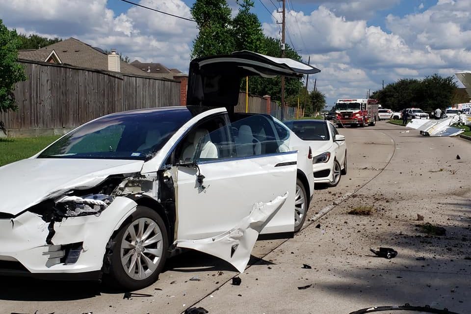 Une Tesla “Model X” résiste à un crash d’avion et le conducteur est indemne