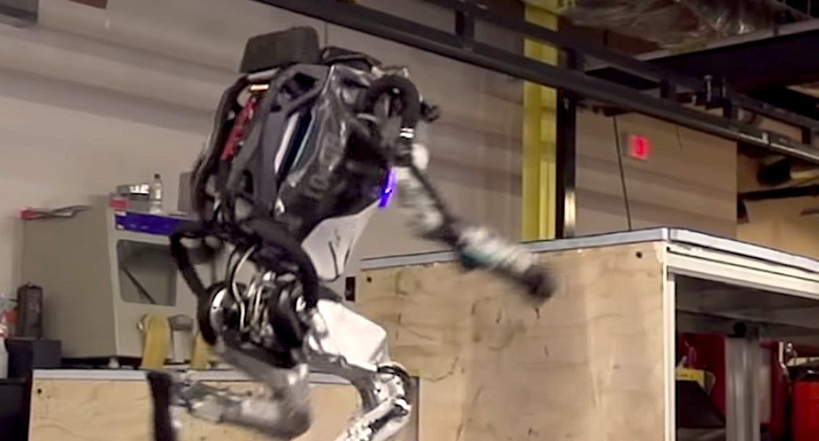 [Vidéo]: Boston Dynamics dévoile sa nouvelle version d’Atlas, capable d’effectuer un parcours d’obstacles