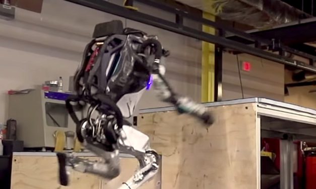 [Vidéo]: Boston Dynamics dévoile sa nouvelle version d’Atlas, capable d’effectuer un parcours d’obstacles