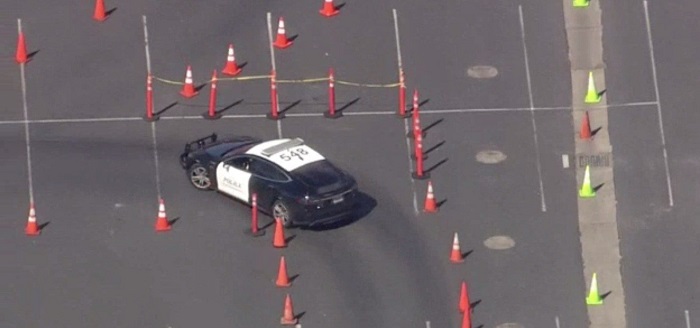 [Vidéo]: Une voiture de police Tesla modèle S à l’entrainement