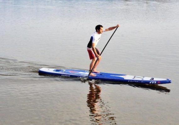 homme en paddle