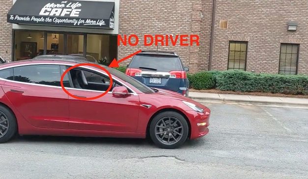 [Vidéo]: Une Tesla robot voiturier grâce au mode”enhanced Summon”