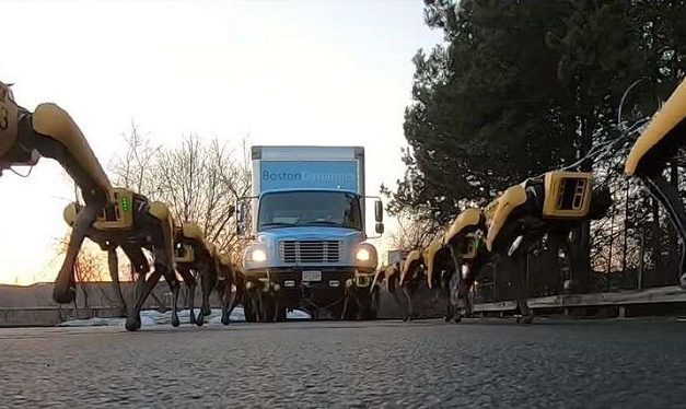 [Vidéo]: Regardez une armée de spot-mini tracter un camion