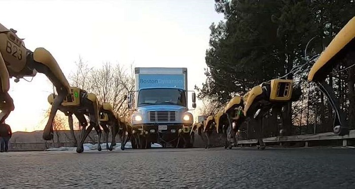 [Vidéo]: Regardez une armée de spot-mini tracter un camion