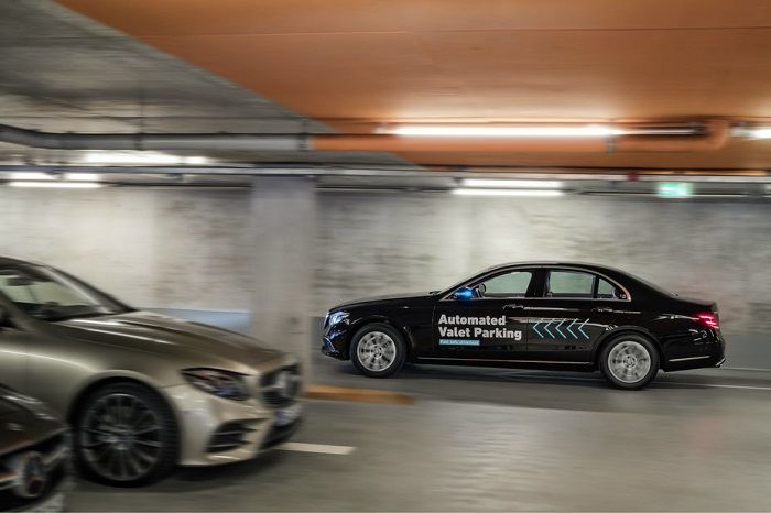 Daimler et Bosch lancent un système de valet de parking autonome en Allemagne