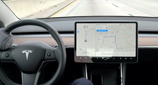 Regardez l’autopilot V10 Tesla effectuer un trajet de 40 minutes sur autoroute sans intervention humaine