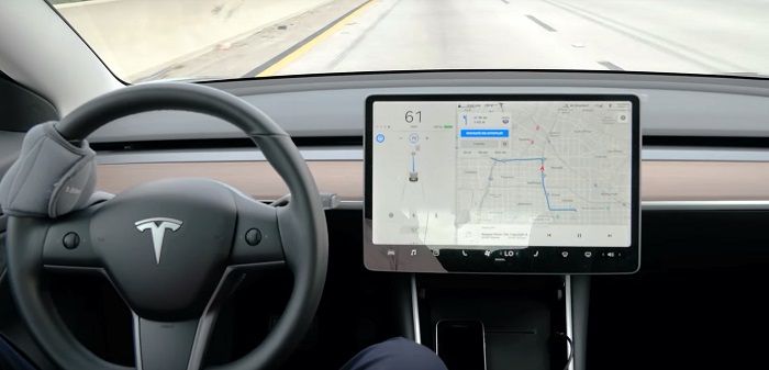 Regardez l’autopilot V10 Tesla effectuer un trajet de 40 minutes sur autoroute sans intervention humaine