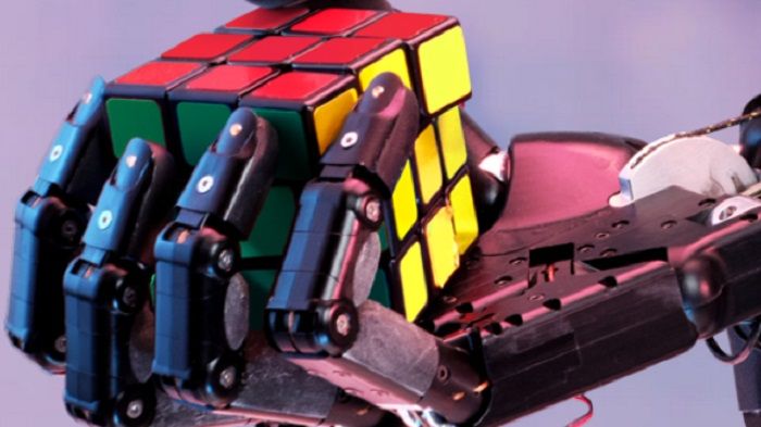 [Vidéo]: La main robotique Dactyl démontre ses capacités à résoudre un Rubik’s cube grâce à l’IA