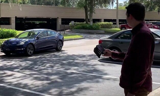 [Vidéo]:La nouvelle fonction “smart summon” de Tesla connait quelques dysfonctionnements