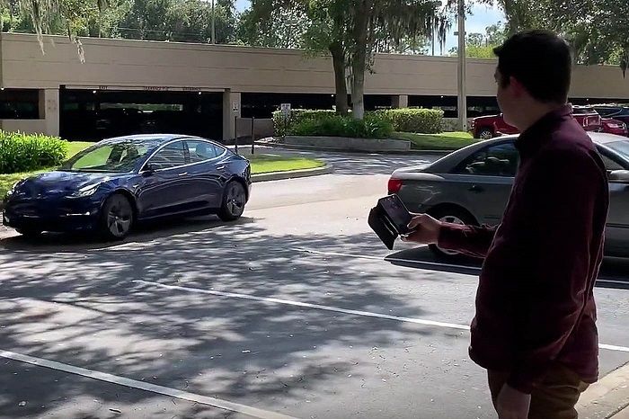 [Vidéo]:La nouvelle fonction “smart summon” de Tesla connait quelques dysfonctionnements