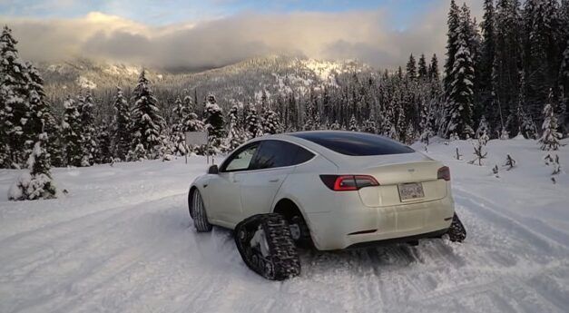 [Vidéo]: Un propriétaire de Tesla met des chenilles à neige à sa modèle 3