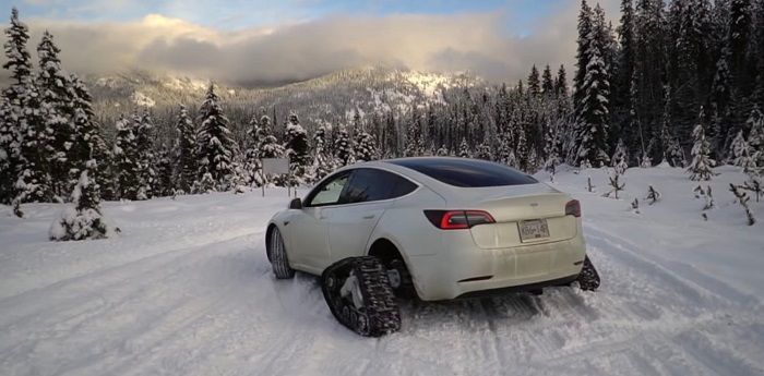 [Vidéo]: Un propriétaire de Tesla met des chenilles à neige à sa modèle 3