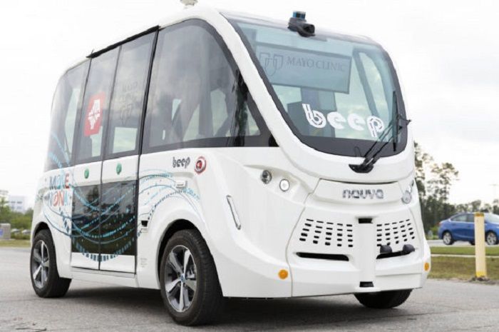 Des navettes autonomes conduisent des tests COVID-19 dans une clinique de Floride