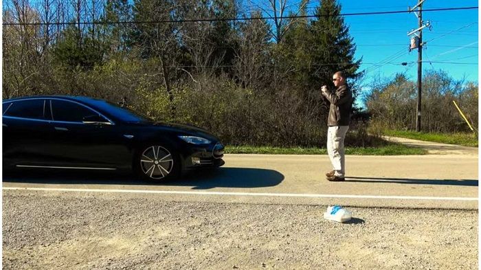 [Vidéo]: Tesla publie des vidéos impressionnantes de voitures évitant de renverser des piétons