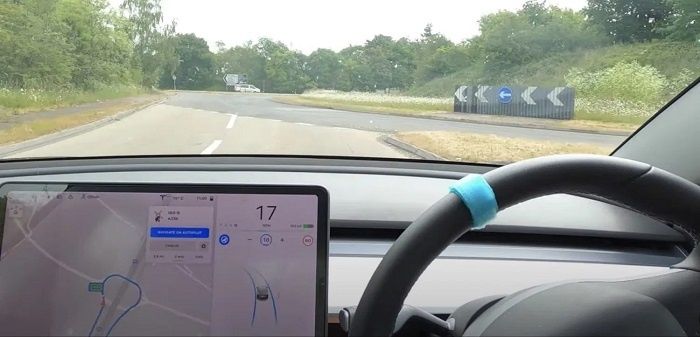 [Vidéo]: Regardez la dernière version de l’autopilote Tesla aborder un rond-point