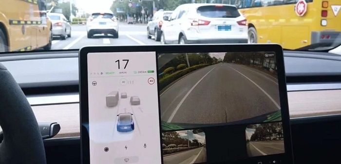 Tesla va utiliser les caméras latérales du pilote automatique pour montrer les angles morts lors des changements de direction