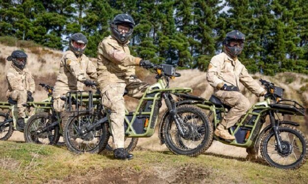 [Vidéo]: Regardez ces motos électriques à traction intégrale être testées par des soldats pour le service militaire