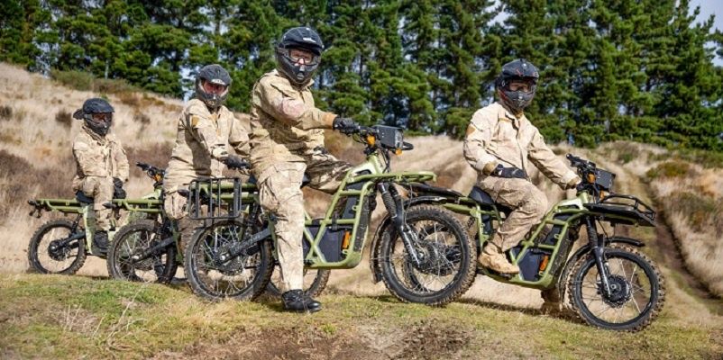 [Vidéo]: Regardez ces motos électriques à traction intégrale être testées par des soldats pour le service militaire