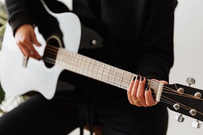 homme avec guitare