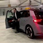 [Vidéo]: Regardez Elon Musk essayer la volkswagen ID.3