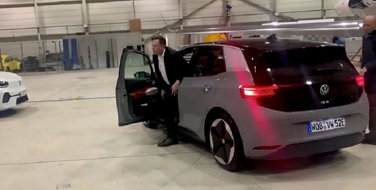 [Vidéo]: Regardez Elon Musk essayer la volkswagen ID.3