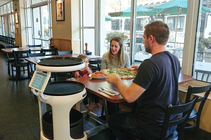 [Vidéo]: Un robot serveur dans les restaurants Japonais testé par SoftBank et Bear Robotics