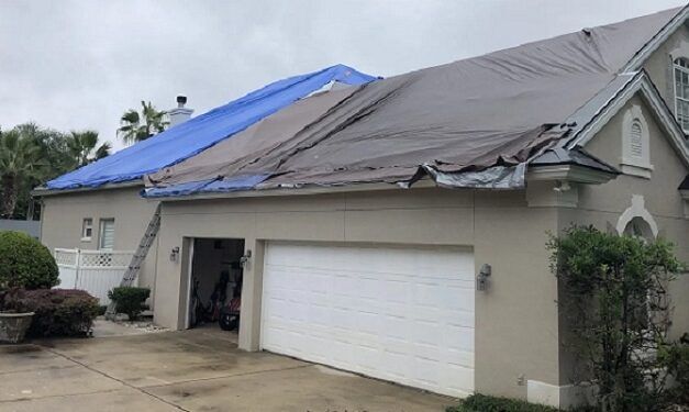 Un acheteur du toit solaire Tesla est parti sans toit et sans bâches sur sa maison après un cauchemar de 2 mois