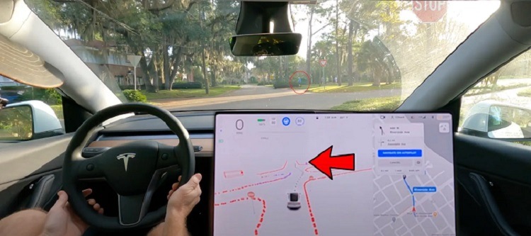 [Vidéo]: Regardez une Tesla céder le passage à un piéton à une intersection