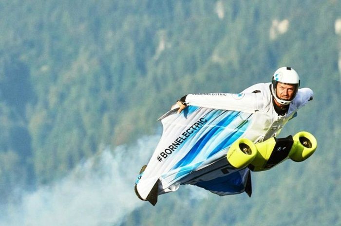 [Vidéo]: BMW présente sa combinaison de Wingsuit propulsée par deux rotors et moteurs électriques