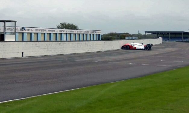 [Vidéo]: Une voiture de course autonome percute un mur lors d’un championnat Roborace