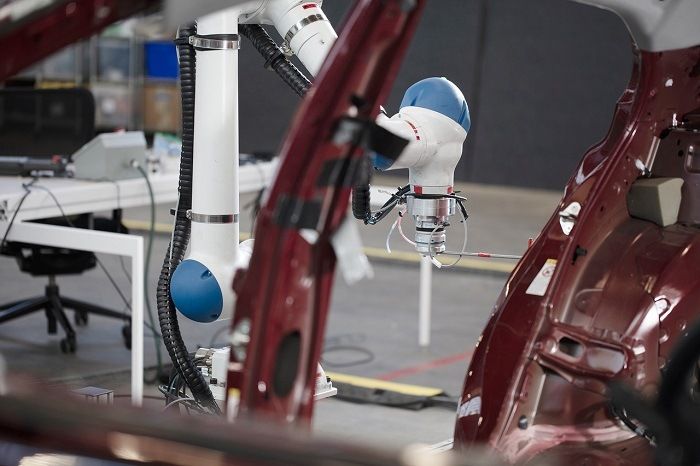 La start-up Symbio travaille avec Toyota et Nissan pour améliorer son robot d’assemblage industriel