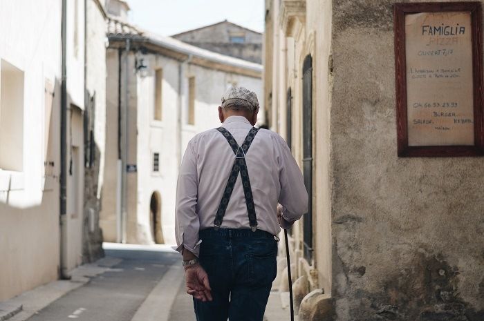 homme agé marchant