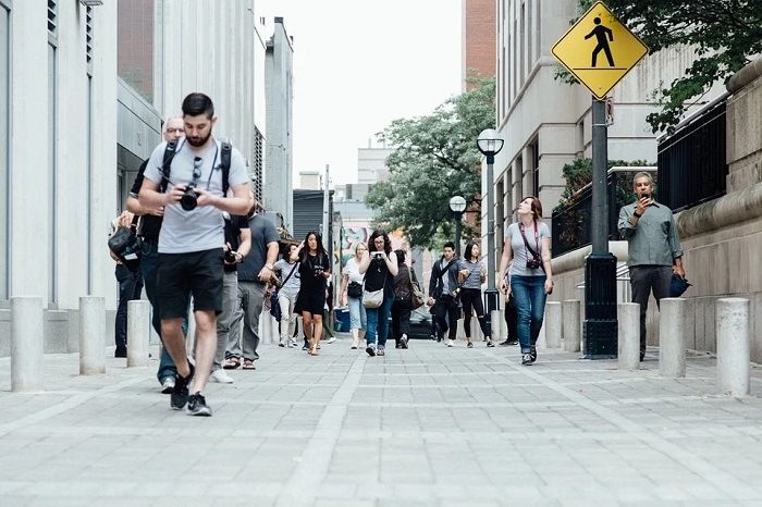 Heads up, la fonction qui incite les piétons à lever la tête quand ils marchent