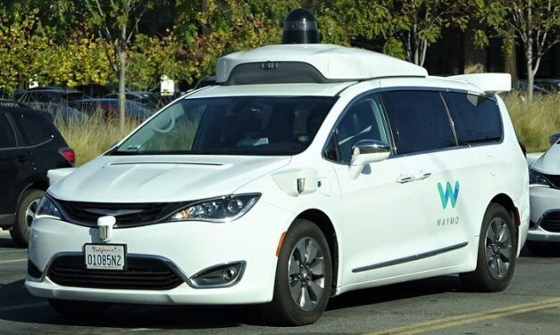 [Vidéo]: Coincé par des cônes, un taxi autonome waymo fuit les techniciens