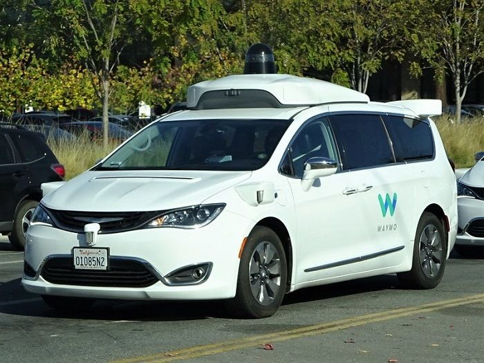 [Vidéo]: Coincé par des cônes, un taxi autonome waymo fuit les techniciens