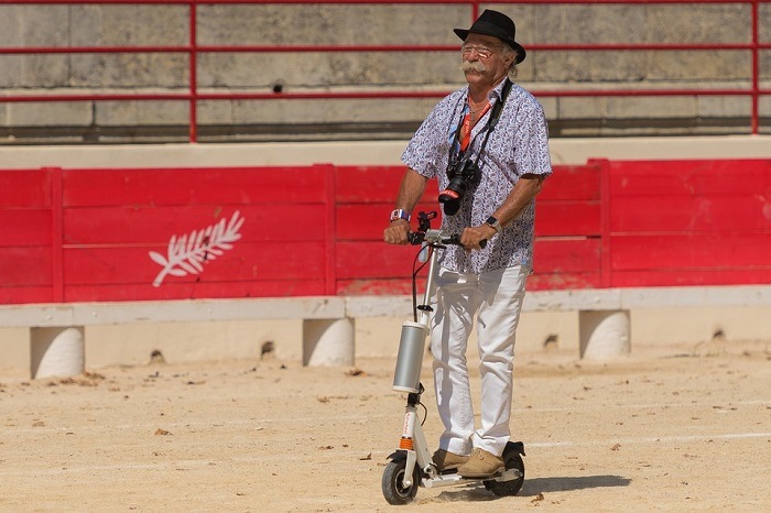 homme sur trottinette