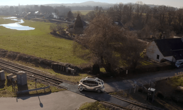 La SNCF présente sa navette électrique Flexy, capable de passer de la route aux rails