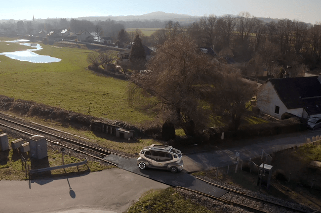 La SNCF présente sa navette électrique Flexy, capable de passer de la route aux rails