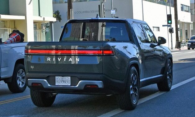 Rivian allume les premiers chargeurs de son réseau Aventure