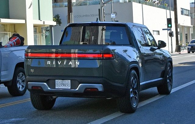 Rivian allume les premiers chargeurs de son réseau Aventure